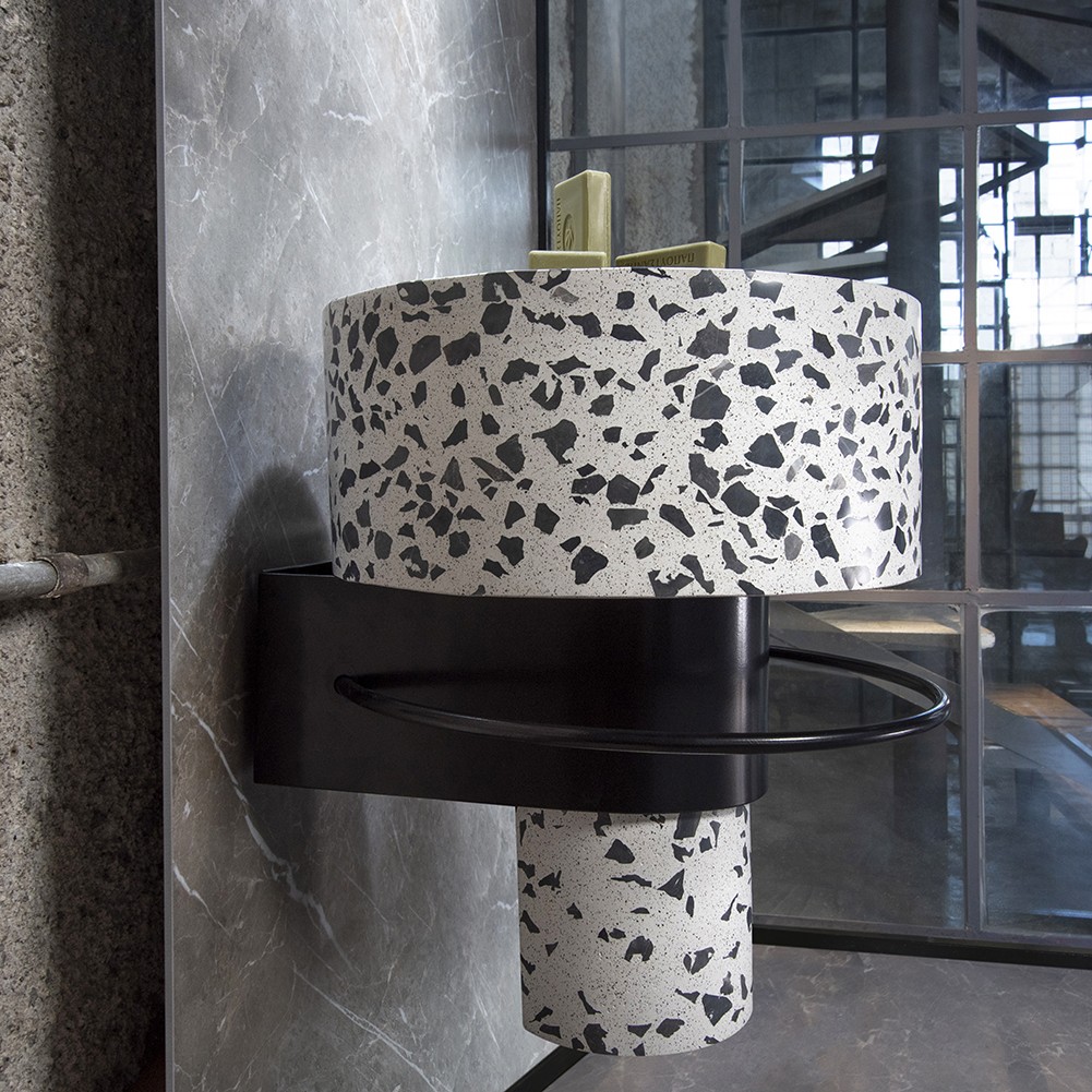 BALCONY wall mounted white TERRAZZO by Sotiris Lazou designstudio for Urbi et Orbi Waschbecken aus  Zement