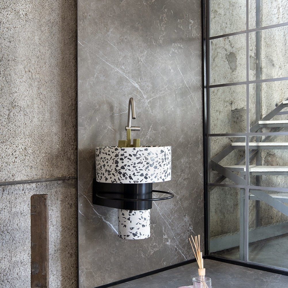 Balcony white wall mounted terrazzo by Sotiris Lazou designstudio for Urbi et Orbi lavabo de Hormigón