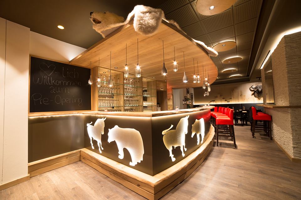 Bullen und Bären Restaurant  Bar urbi et orbi concrete lamps