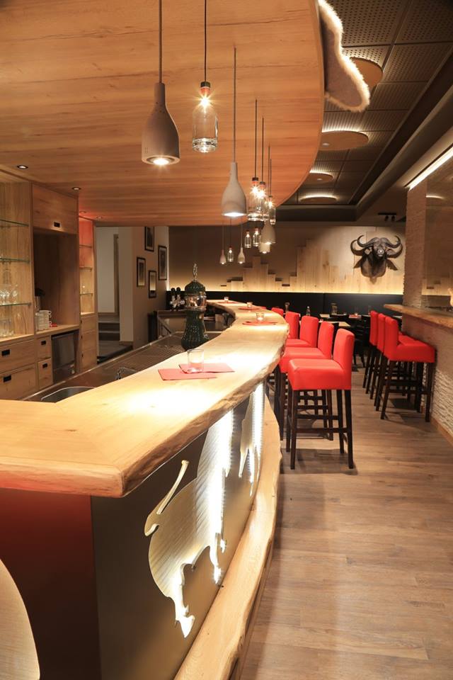 Bullen und Bären Restaurant  Bar urbi et orbi concrete lamps 6