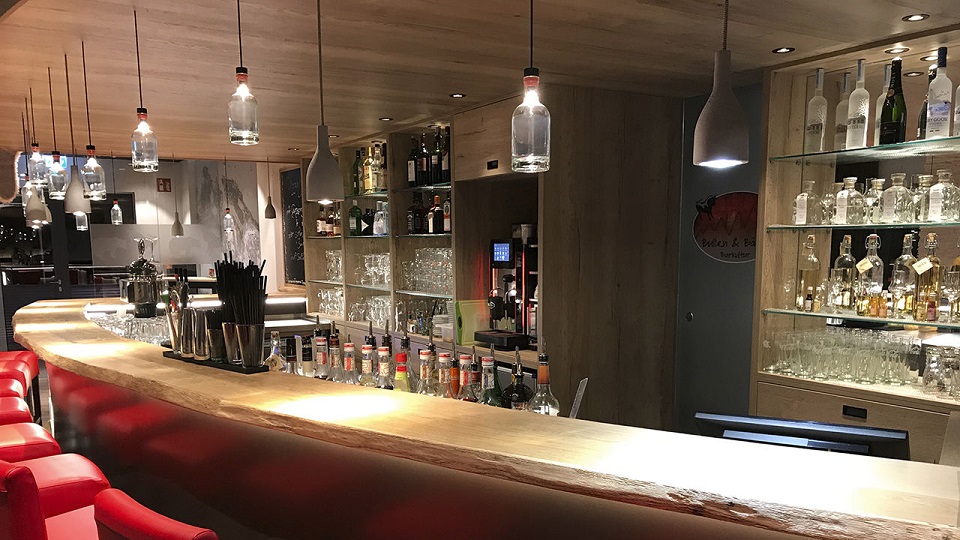 Bullen und Bären Restaurant  Bar urbi et orbi concrete lamps banner