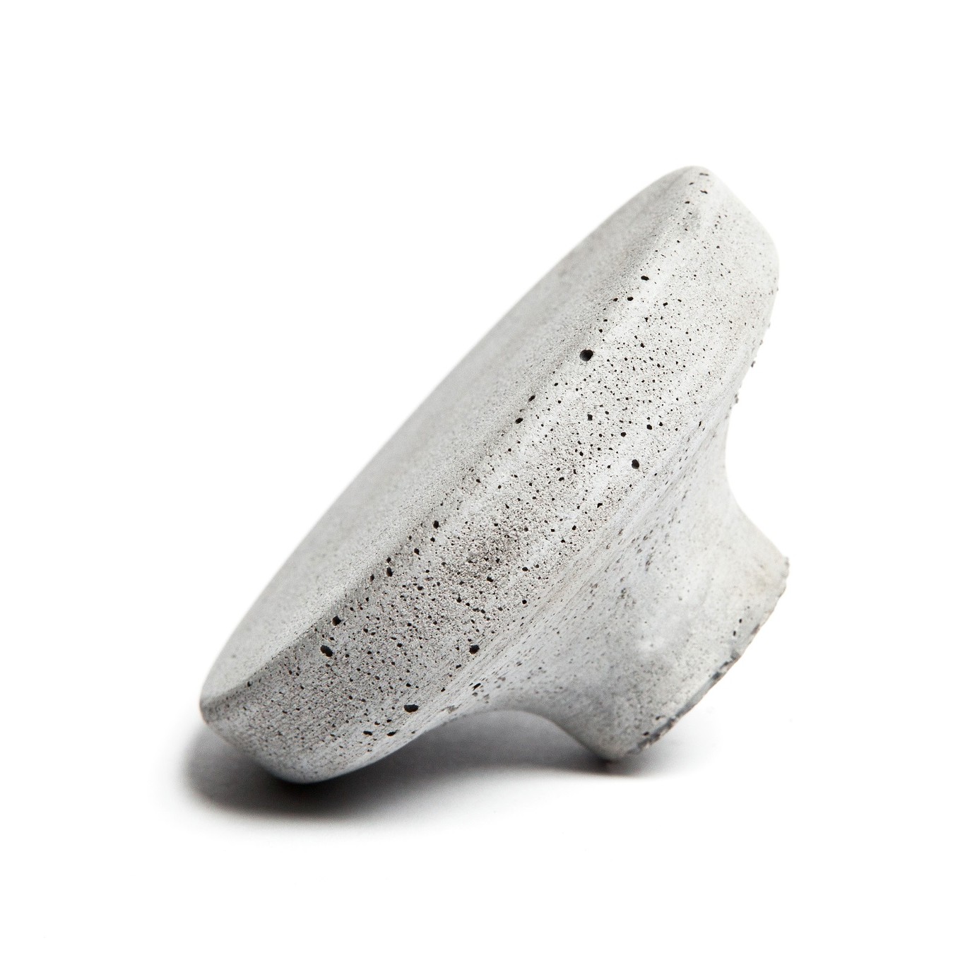 Cement knob pomolo