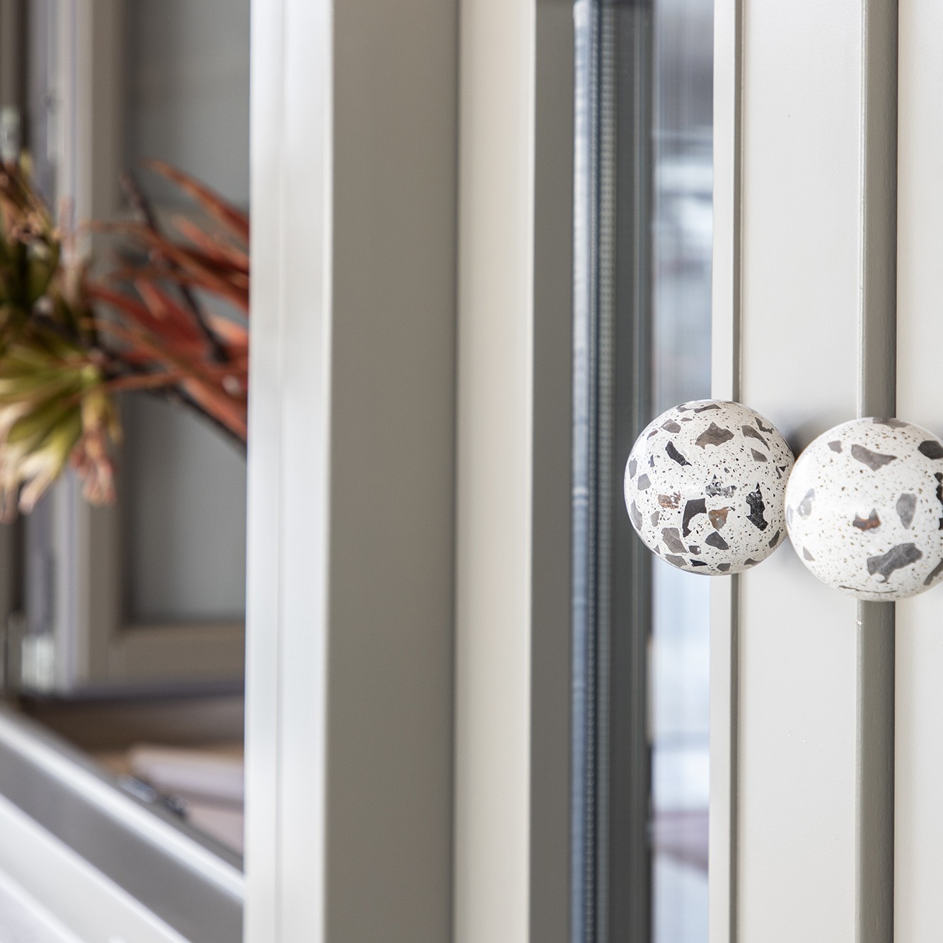 DEMENICO SPHERE WHITE TERRAZZO KNOB SMALL
