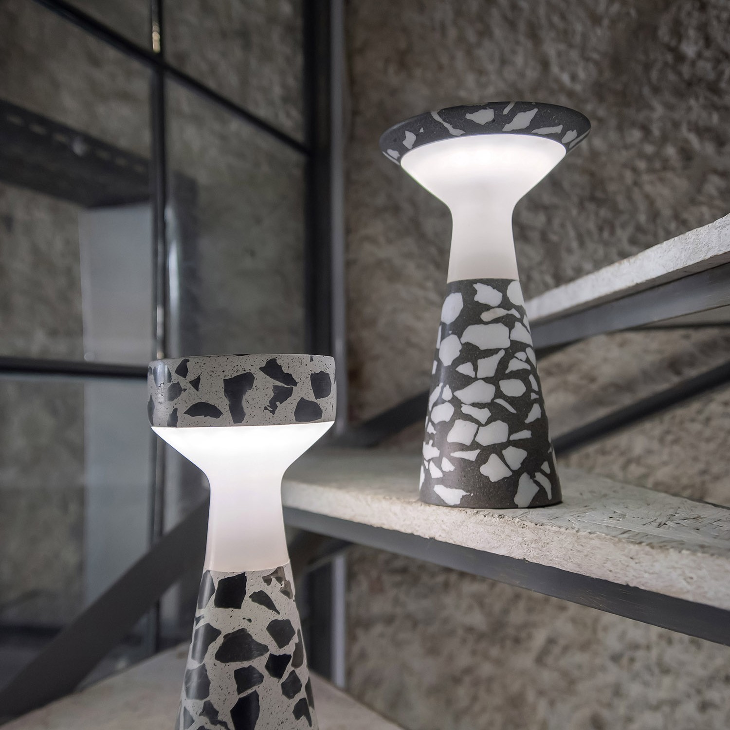 LucerA P and Y terrazzo Lampada de la batteria da tavolo Urbi et Orbi design by Sotiris Lazou design studio