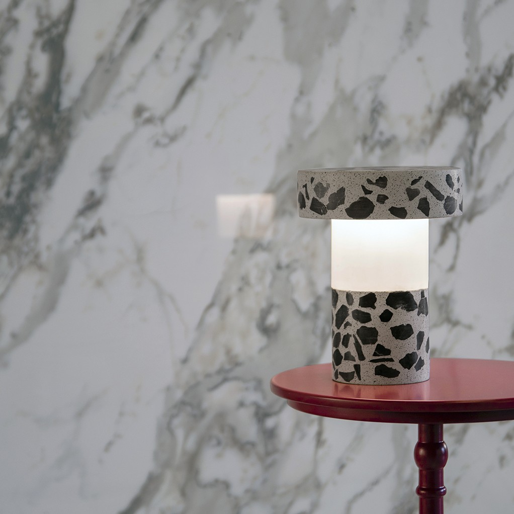 LucerA T white terrazzo b Lampada de la batteria da tavolo Urbi et Orbi design by Sotiris Lazou design studio