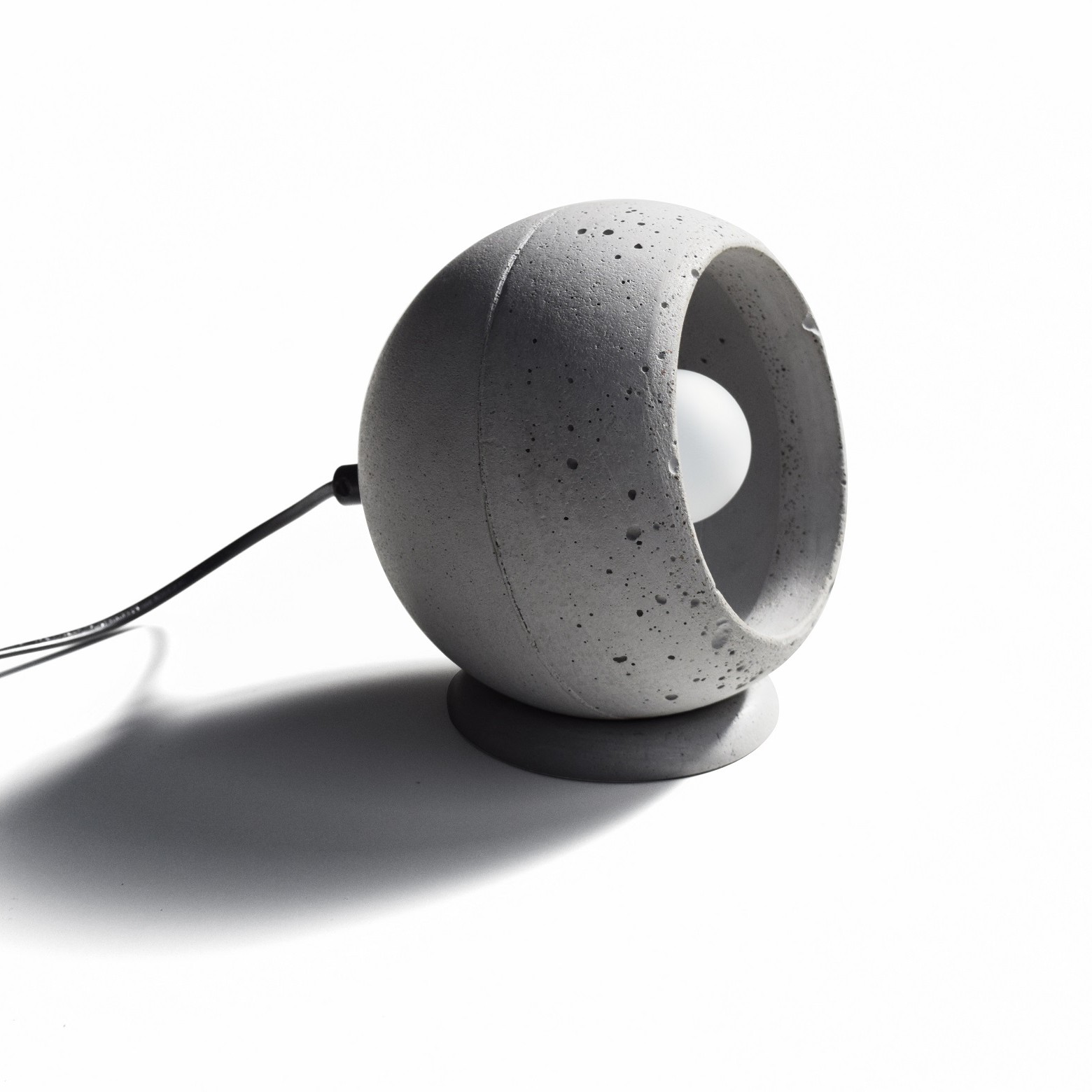 SUPERFLY T concrete table lamp 1