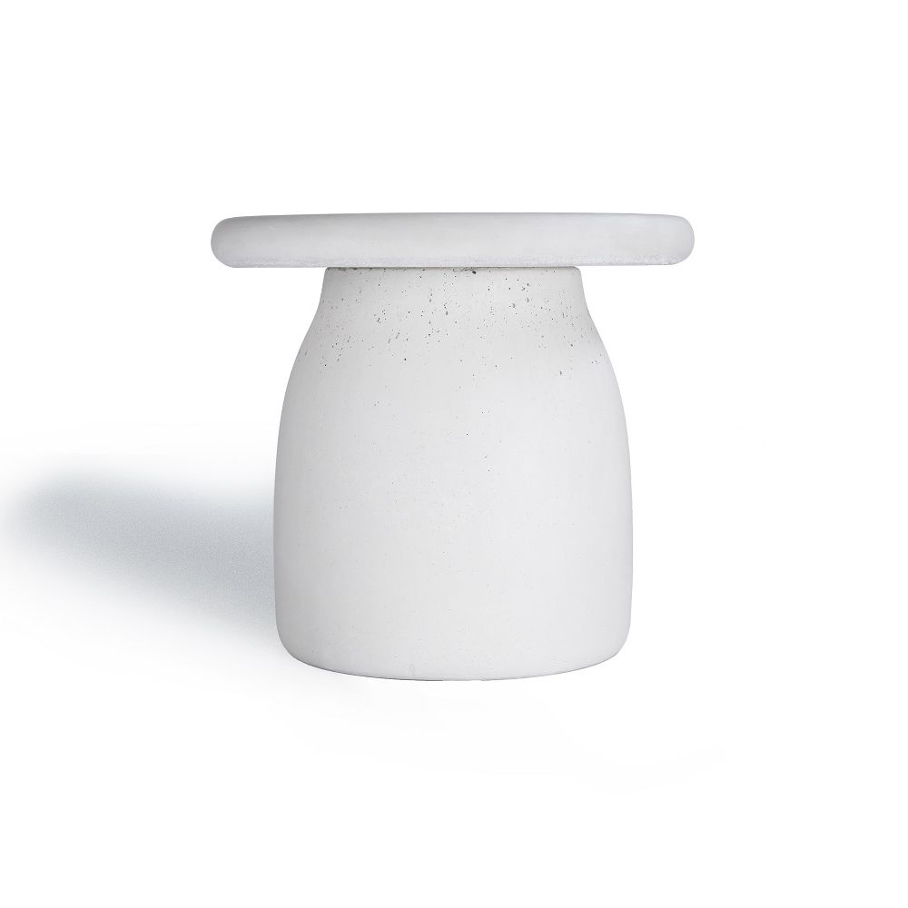 Sundtan cement side table made by Urbi et Orbi ivory web res