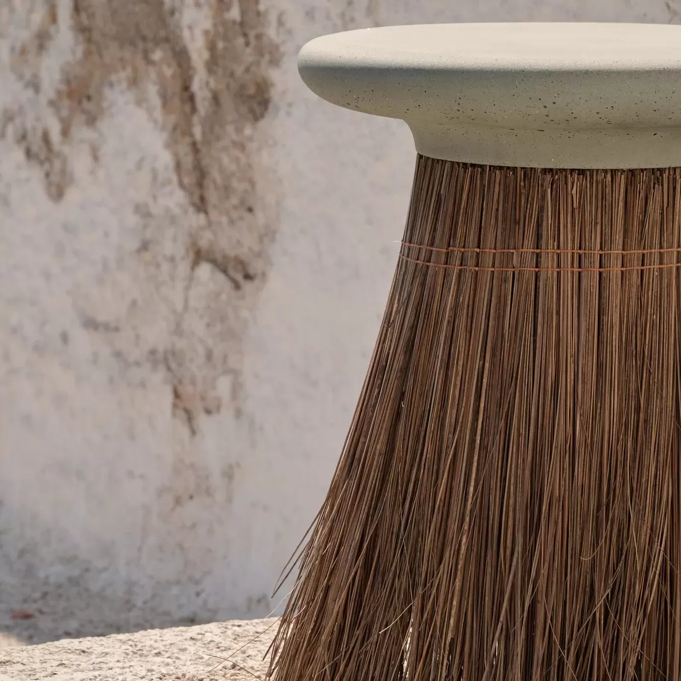 saroma mediterrenean Tavolino rotondo in cemento by sotirislazou designstudio urbi et orbi