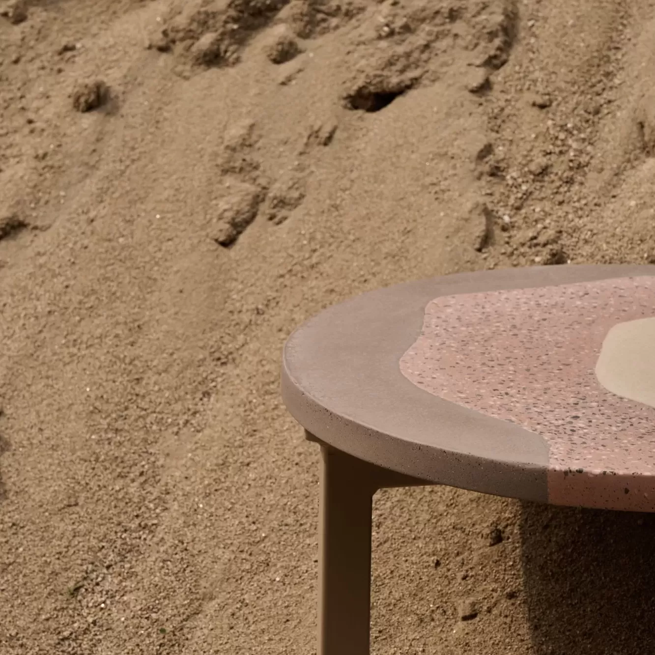 strata Tisch aus Zement design by ctrlzak urbi et orbi